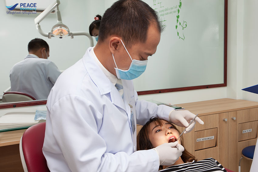 Bác sĩ khám tổng quát sức khỏe răng miệng